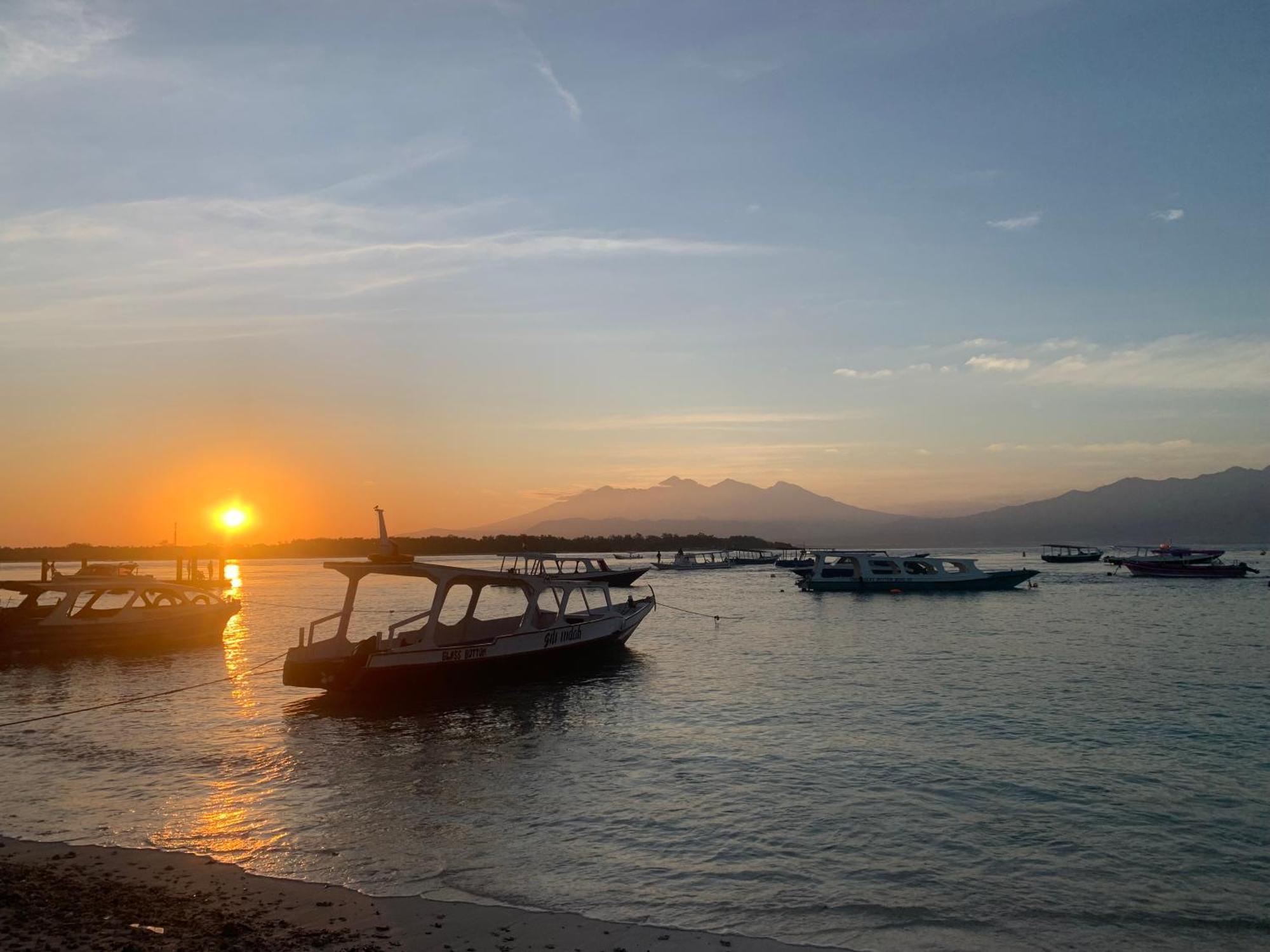 Gili Davidoff Skyline Hotel Джили Трауанган Екстериор снимка